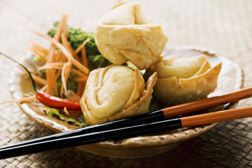 点心,馄饨,面食,无人,横图,俯视,室内,特写,白天,筷子,桌面,桌子,辣椒,蔬菜,餐具,一双,阴影,朦胧,模糊,新鲜,反射,木制,碟子,盘,影子,生食,蔬菜沙拉,油炸,沙拉,料理,食品,面点,文化,色拉,传统,沙律,美食,食物,三个,一个,盘子,木制品,碟,中式,有机食品,绿色食品,单个,色拉酱,礼节,千岛酱,礼仪,辣角,红海椒,大椒,辣虎,广椒,扁肉,进餐用具,辣子,红辣椒,海椒,番椒,彩图,高角度拍摄