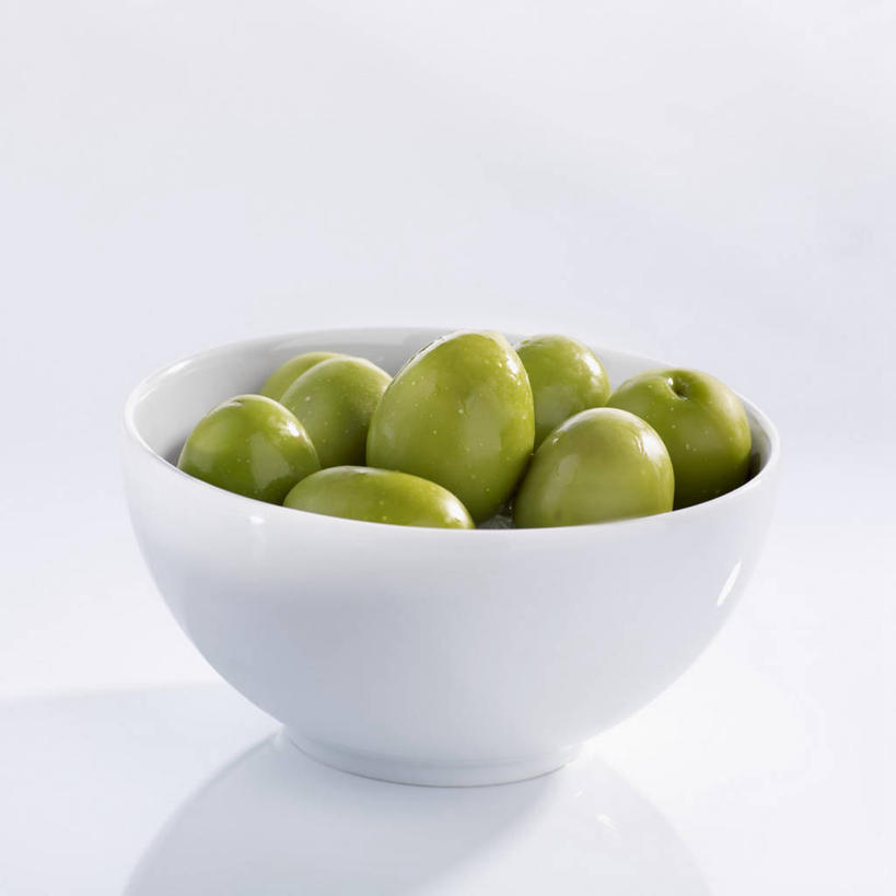无人,方图,俯视,室内,特写,白天,白色背景,餐桌,桌子,橄榄,蔬菜,一堆,许多,阴影,堆叠,堆积,新鲜,反射,影子,陶瓷,食品,陶瓷制品,很多,食物,一个,绿色,白色,容器,碗,摄影,有机食品,绿色食品,影棚,单个,餐台,储藏,堆,储存,青果,白榄,彩图,高角度拍摄,影棚拍摄,拍摄,贮存