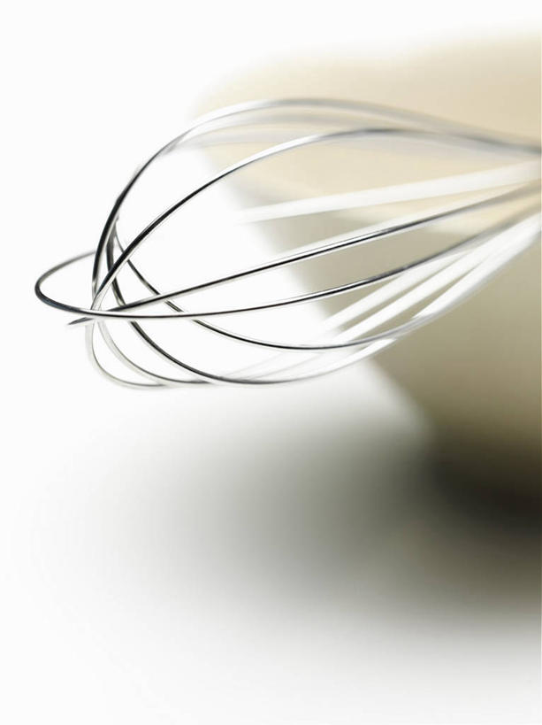 无人,竖图,俯视,室内,特写,白天,白色背景,烹饪,餐桌,桌子,静物,厨具,金属制品,阴影,反射,金属,影子,陶瓷,陶瓷制品,两个,容器,打蛋器,搅拌器,碗,摄影,影棚,餐台,储藏,储存,烹饪用具,手动打蛋器,烹调用具,烹调,彩图,高角度拍摄,影棚拍摄,拍摄,贮存