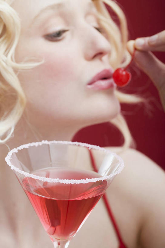 西方人,脸,头,脸颊,手,一个人,站,吻,竖图,室内,特写,白天,正面,樱桃,杯子,水果,吊带,欧洲,欧洲人,仅一个年轻女性,仅一个女性,仅一个人,握,阴影,红色背景,服装,新鲜,反射,高脚杯,影子,生食,食品,果实,酒类,拿,拿着,注视,吊带衫,文化,肩膀,玻璃制品,酒,食物,饮料,一个,衣服,红色,酒杯,鸡尾酒,观察,看,站着,手部,调酒,握着,摄影,服饰,有机食品,绿色食品,影棚,单个,观看,单手,察看,创造,衣着,穿着,关注,想象,鸡尾酒杯,衣饰,年轻女性,女人,女性,白种人,头部,脸部,脸蛋,面部,玻璃杯,樱珠,莺桃,英桃,楔桃,牛桃,荆桃,亲,亲吻,站立,半身,彩图,影棚拍摄,拍摄