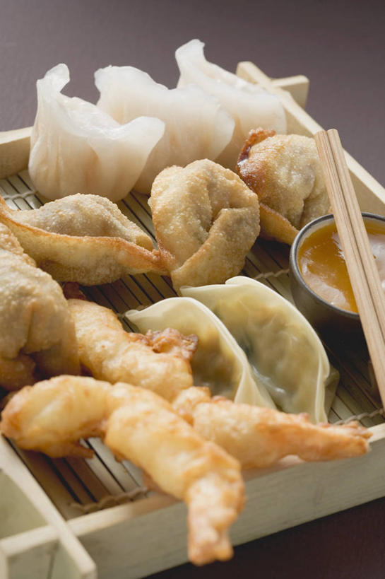 点心,馄饨,面食,无人,竖图,俯视,室内,特写,白天,筷子,桌面,桌子,餐具,一双,阴影,反射,木制,木盒,影子,陶瓷,调料,酱料,酱汁,天妇罗,虾,佐料,日本料理,料理,食品,面点,陶瓷制品,调味品,调味料,文化,传统,酱,春卷,美食,大虾,食物,一个,木制品,容器,碗,日式料理,日式,中式,对虾,单个,储藏,礼节,储存,薄饼,礼仪,斑节虾,春饼,天麸罗,扁肉,东方对虾,中国对虾,进餐用具,彩图,高角度拍摄,贮存