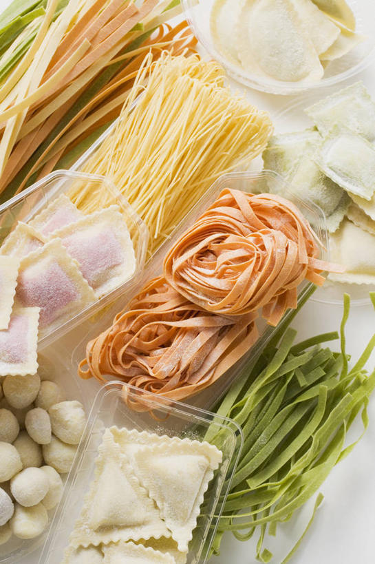 面食,面条,意大利面,无人,竖图,俯视,室内,特写,白天,西餐,桌面,桌子,一堆,许多,阴影,堆叠,堆积,朦胧,模糊,反射,木制,影子,面,料理,食品,很多,食物,黄色,绿色,木制品,橙色,西式,堆,意大利馄饨,彩图,高角度拍摄