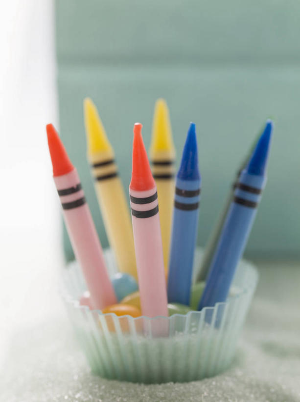 点心,无人,竖图,俯视,室内,特写,白天,餐桌,桌子,蜡烛,阴影,朦胧,模糊,反射,光线,火焰,影子,烛光,食品,燃烧,文化,食物,糕点,生日蛋糕,点燃,祈祷,许愿,餐台,纪念,纸托,祈求,蛋糕托,蛋糕托纸,蛋糕纸托,平安,彩图,高角度拍摄,蛋糕