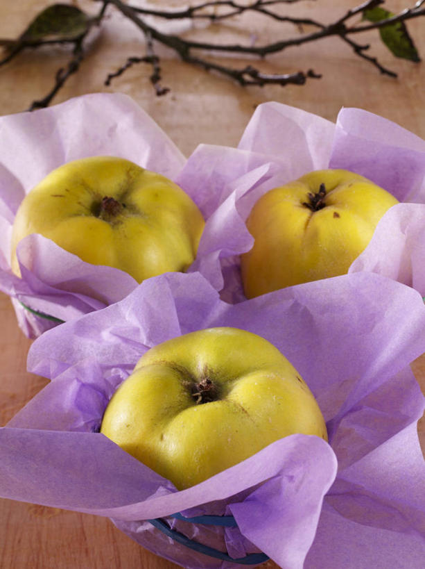 无人,竖图,俯视,室内,特写,白天,桌面,桌子,梨,水果,阴影,朦胧,模糊,新鲜,反射,木制,包装,包装纸,影子,纸,生食,食品,果实,纸张,食物,三个,黄色,紫色,木制品,香梨,有机食品,绿色食品,包装材料,牛皮纸,生梨,彩图,高角度拍摄