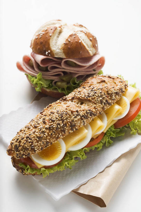 点心,面包,奶酪,无人,竖图,俯视,室内,特写,白天,白色背景,烹饪,西餐,桌面,桌子,黄瓜,蔬菜,西红柿,餐具,纺织品,阴影,新鲜,反射,木制,布,碟子,盘,影子,蛋,鸡蛋,肉,干酪,起司,三明治,料理,食品,面点,织物,芝士,营养,火腿,猪肉,菜肴,美食,肉类,食物,腌制,糕点,盘子,木制品,碟,快餐,乳酪,西式,摄影,佳肴,有机食品,绿色食品,影棚,布匹,乳制品,发酵,肉食,西式快餐,三文治,豚肉,卵,卡其布,熏制,火肉,兰熏,猪腿,青瓜,胡瓜,番茄,彩图,高角度拍摄,影棚拍摄,拍摄