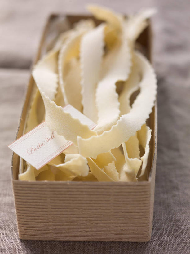 面食,面条,意大利面,无人,竖图,俯视,室内,特写,白天,西餐,餐桌,桌子,一堆,许多,阴影,堆叠,堆积,朦胧,模糊,反射,木制,影子,面,料理,食品,食物,木制品,容器,西式,摄影,影棚,餐台,储藏,堆,储存,彩图,高角度拍摄,影棚拍摄,拍摄,贮存