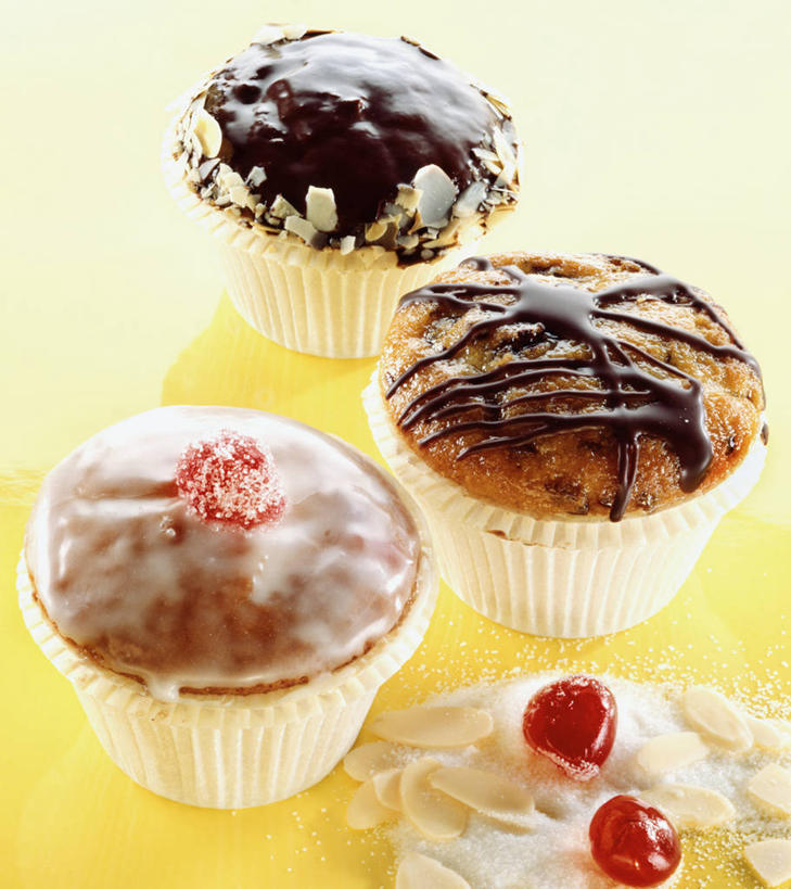 点心,无人,竖图,俯视,室内,特写,白天,下午茶,餐桌,桌子,樱桃,水果,阴影,黄色背景,新鲜,反射,影子,生食,食品,糖,糖果,果实,松饼,食物,糕点,红色,果酱,巧克力,摄影,有机食品,绿色食品,影棚,餐台,朱古力,纸托,果子酱,玛芬蛋糕,蛋糕托,蛋糕托纸,蛋糕纸托,樱珠,莺桃,英桃,楔桃,牛桃,荆桃,彩图,高角度拍摄,影棚拍摄,拍摄