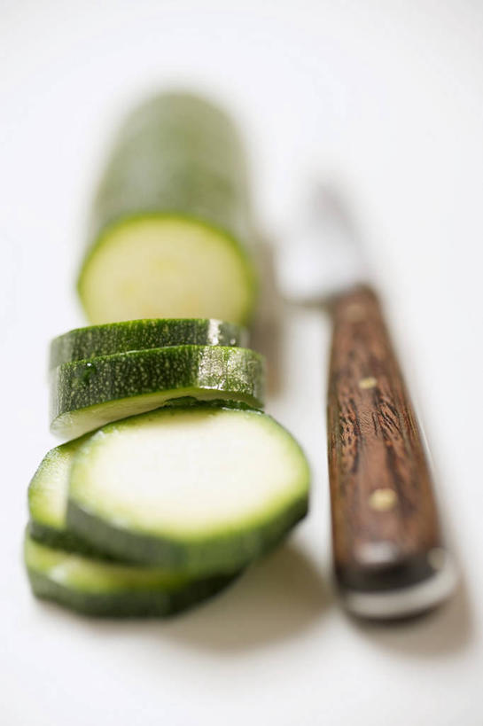 无人,竖图,俯视,室内,特写,白天,白色背景,餐桌,桌子,蔬菜,金属制品,一把,切开,阴影,朦胧,模糊,新鲜,反射,金属,工具,影子,食品,西葫芦,刀具,食物,刀,切,白瓜,摄影,有机食品,绿色食品,影棚,餐台,菜刀,剖面,切面,茭瓜,切菜刀,彩图,高角度拍摄,影棚拍摄,拍摄