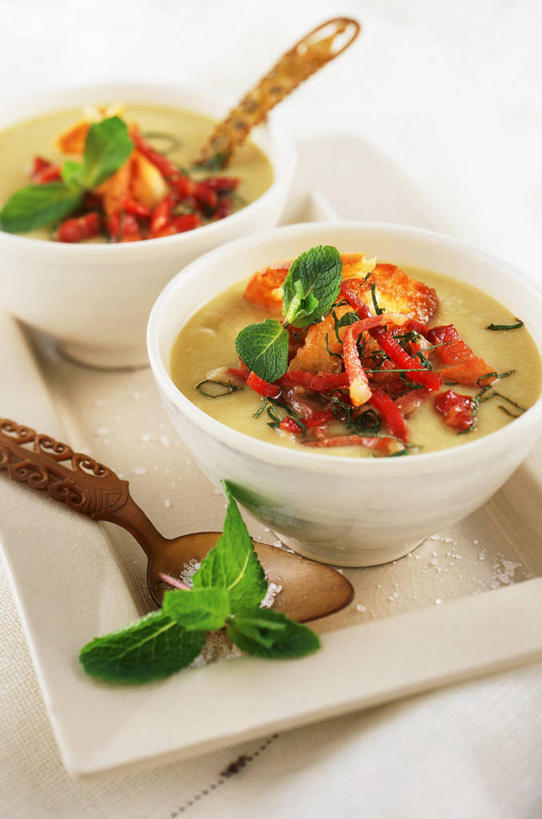 无人,竖图,俯视,室内,特写,白天,白色背景,烹饪,西餐,餐桌,桌子,蔬菜,西红柿,餐具,叶子,许多,阴影,新鲜,反射,碟子,盘,影子,勺子,陶瓷,朝鲜蓟,肉,料理,食品,绿叶,陶瓷制品,菜肴,美食,肉类,食物,盘子,容器,调羹,碟,汤匙,碗,嫩叶,洋蓟,西式,摄影,佳肴,有机食品,绿色食品,影棚,餐台,储藏,储存,肉食,叶,叶片,番茄,彩图,高角度拍摄,影棚拍摄,拍摄,贮存,菜蓟,法国百合,球洋蓟,蔬菜之皇,洋百合