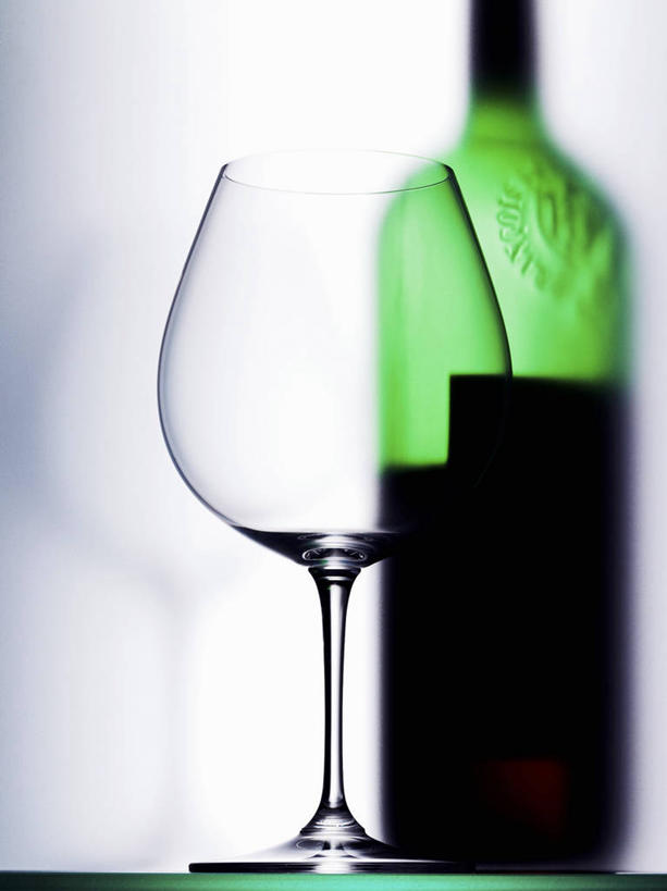 红酒,葡萄酒,无人,竖图,室内,特写,白天,白色背景,正面,餐桌,桌子,杯子,阴影,反射,高脚杯,影子,红酒杯,酒类,红酒瓶,玻璃制品,酒,酒瓶,饮料,玻璃瓶,酒杯,瓶子,红葡萄酒,摄影,影棚,餐台,葡萄酒杯,葡萄酒瓶,玻璃杯,彩图,影棚拍摄,拍摄