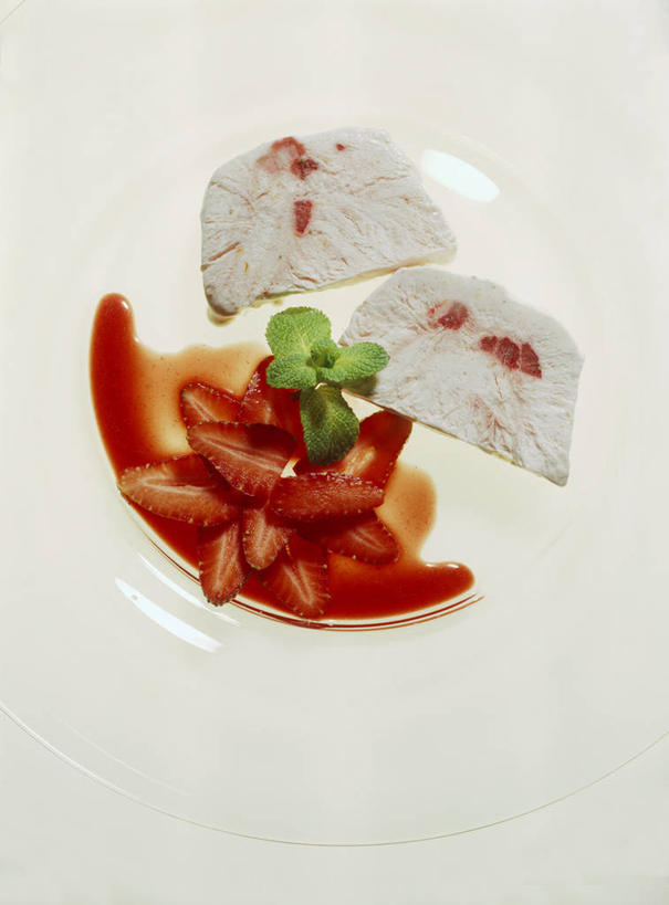 无人,竖图,俯视,室内,特写,白天,白色背景,餐桌,桌子,草莓,浆果,水果,阴影,新鲜,反射,影子,生食,食品,冰激凌,果实,清凉,食物,红色,冷饮,舒服,冰淇淋,摄影,有机食品,绿色食品,影棚,餐台,解暑,解渴,雪糕,舒爽,冰糕,消暑,洋莓,水果皇后,红莓,地莓,彩图,高角度拍摄,影棚拍摄,拍摄