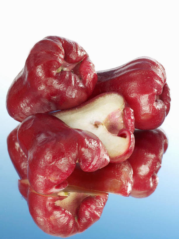 无人,竖图,俯视,室内,特写,白天,白色背景,餐桌,桌子,水果,一堆,许多,阴影,堆叠,堆积,新鲜,反射,影子,生食,食品,果实,食物,红色,莲雾,摄影,有机食品,绿色食品,影棚,餐台,堆,天桃,洋蒲桃,彩图,高角度拍摄,影棚拍摄,拍摄