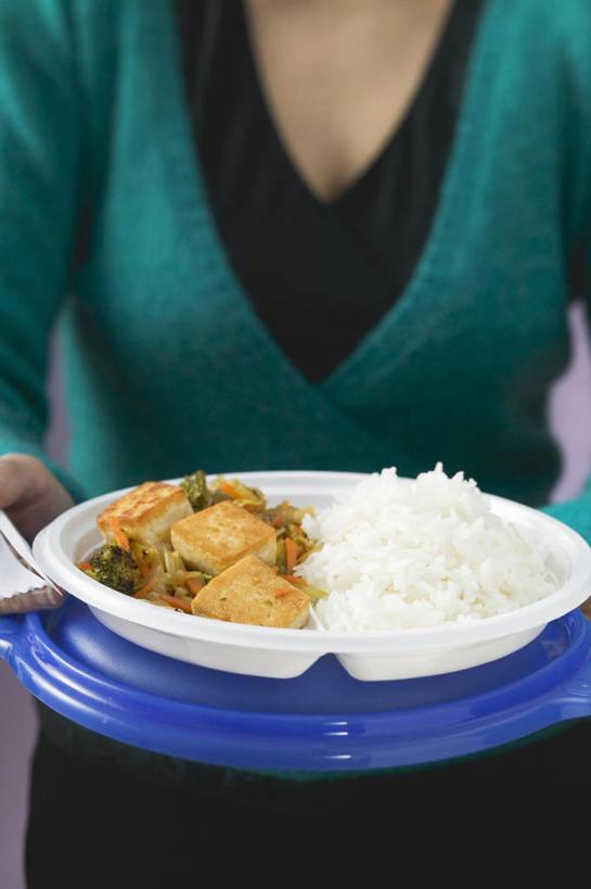 豆腐,西方人,一个人,捧,竖图,俯视,室内,特写,白天,烹饪,中餐,餐具,欧洲,欧洲人,仅一个年轻女性,仅一个女性,仅一个人,一堆,许多,阴影,堆叠,堆积,服装,反射,碟子,盘,影子,调料,谷类,谷物,酱料,酱汁,佐料,料理,食品,米,调味品,调味料,休闲装,大米,酱,菜肴,美食,食物,衣服,白色,盘子,碟,休闲,休闲服,中式,摄影,服饰,佳肴,影棚,堆,豆制品,年轻女性,女人,女性,白种人,端,端着,捧着,手捧,半身,彩图,高角度拍摄,影棚拍摄,拍摄