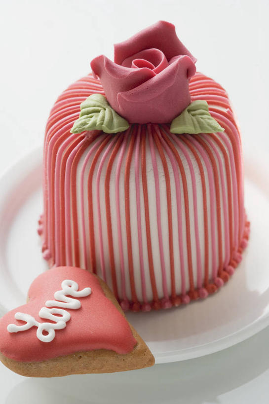 点心,无人,竖图,俯视,室内,特写,白天,白色背景,爱情,下午茶,幸福,纯洁,热情,餐桌,桌子,玫瑰,餐具,一块,阴影,爱心,装饰,盛开,反射,英文,标志,碟子,盘,文字,影子,字符,字母,食品,玫瑰花,浪漫,花蕾,标识,花,花瓣,花朵,鲜花,食物,糕点,盘子,碟,花苞,花蕊,温暖,温馨,心形,恩爱,摄影,影棚,餐台,英文字母,华丽,修饰,点缀,和睦,感动,衬托,美观,雅致,雅观,尊敬,天真,刺玫花,徘徊花,心型,彩图,高角度拍摄,影棚拍摄,拍摄,融洽,蛋糕