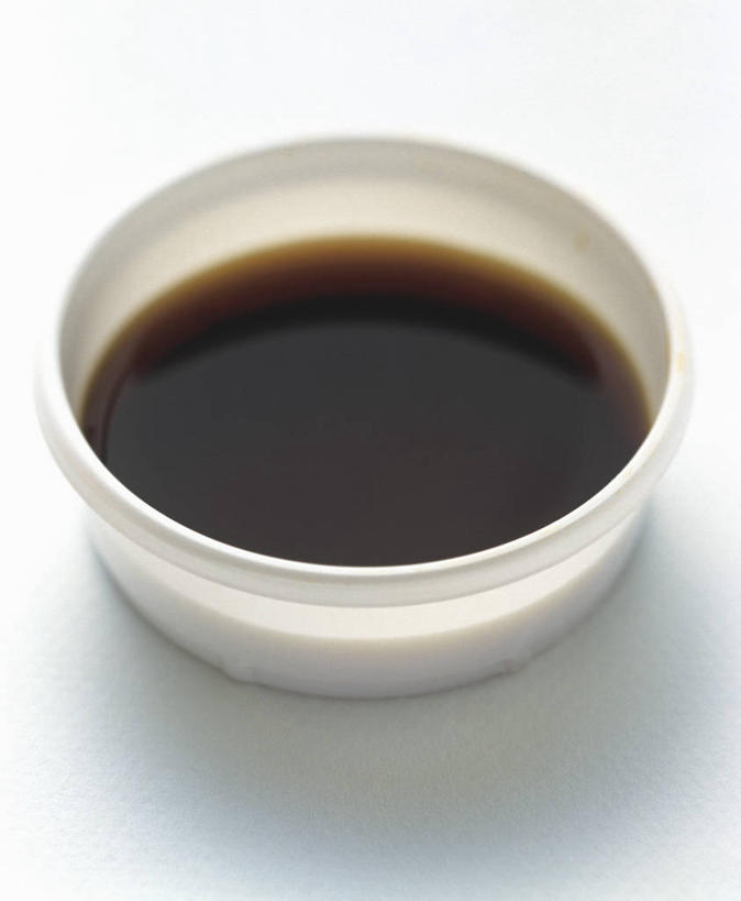 无人,竖图,俯视,室内,特写,白天,白色背景,餐桌,桌子,阴影,反射,影子,陶瓷,调料,陶瓷制品,调味品,调味料,酱油,一个,容器,碗,摄影,影棚,单个,餐台,储藏,储存,豉油,彩图,高角度拍摄,影棚拍摄,拍摄,贮存