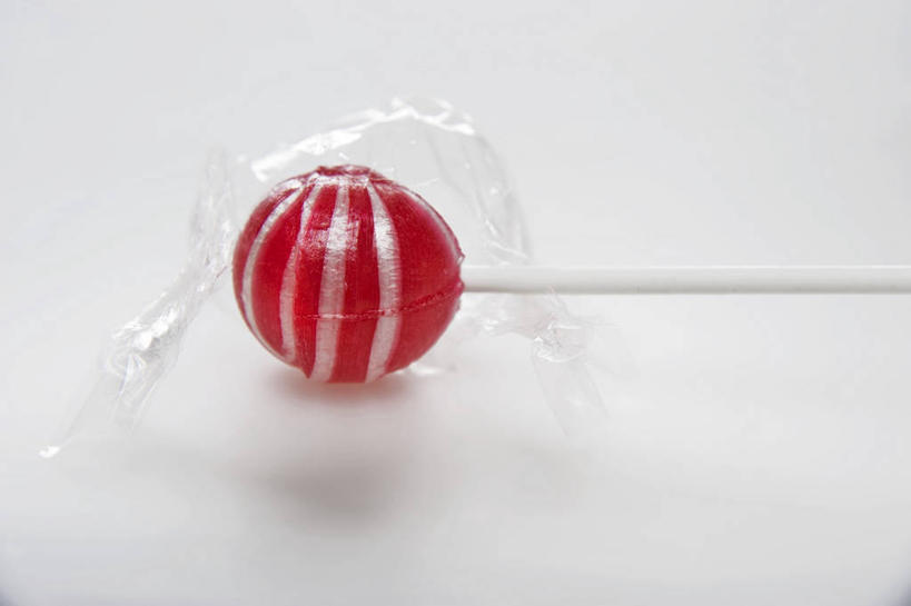 无人,横图,俯视,室内,特写,白天,白色背景,桌面,桌子,阴影,反射,木制,棒棒糖,包装,包装纸,影子,纸,食品,糖,糖果,甜点,甜品,纸张,食物,一个,木制品,甜食,摄影,影棚,单个,包装材料,牛皮纸,彩图,高角度拍摄,影棚拍摄,拍摄