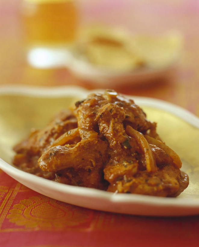 咖哩,无人,竖图,俯视,室内,特写,白天,烹饪,桌面,桌子,餐具,阴影,朦胧,模糊,反射,木制,碟子,盘,影子,调料,肉,料理,食品,调味品,调味料,咖喱,菜肴,美食,肉类,食物,盘子,木制品,碟,佳肴,肉食,印度菜,印度料理,彩图,高角度拍摄