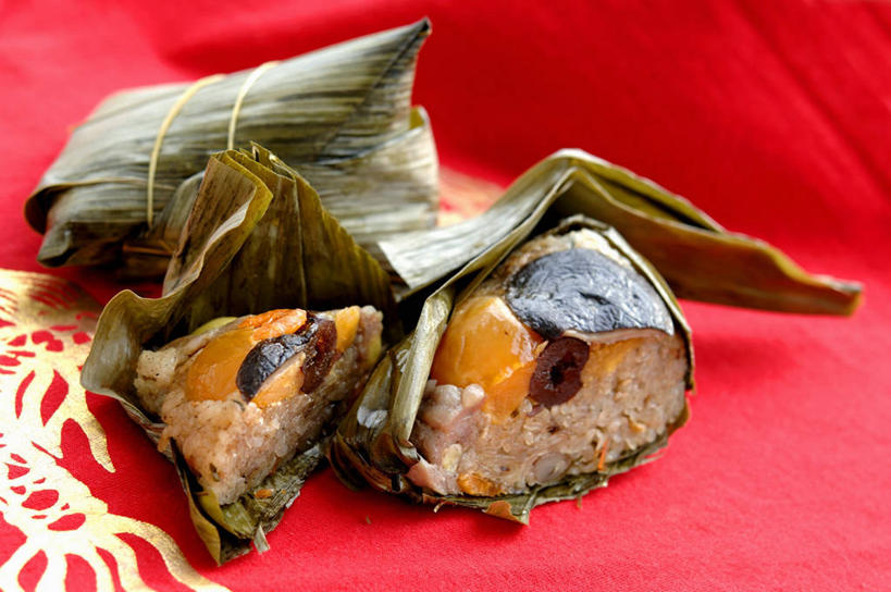 无人,横图,俯视,室内,特写,白天,叶子,端午节,切开,阴影,红色背景,节日,庆祝,反射,纹路,纹理,影子,粽叶,谷类,谷物,肉,糯米,绿叶,米,粽子,文化,大米,肉类,三个,切,庆典,嫩叶,摄影,影棚,纪念,剖面,肉食,切面,肌理,箬叶,芦苇叶,角黍,筒粽,江米,叶,叶片,彩图,高角度拍摄,影棚拍摄,拍摄