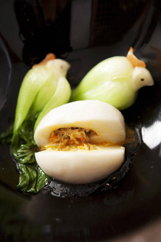 无人,竖图,俯视,室内,特写,白天,烹饪,中餐,桌面,桌子,蔬菜,餐具,切开,阴影,新鲜,反射,木制,碟子,盘,影子,青菜,蛋,鸡蛋,料理,食品,菜肴,美食,食物,盘子,木制品,碟,切,中式,佳肴,有机食品,绿色食品,影棚,小白菜,剖面,切面,卵,不结球白菜,彩图,高角度拍摄