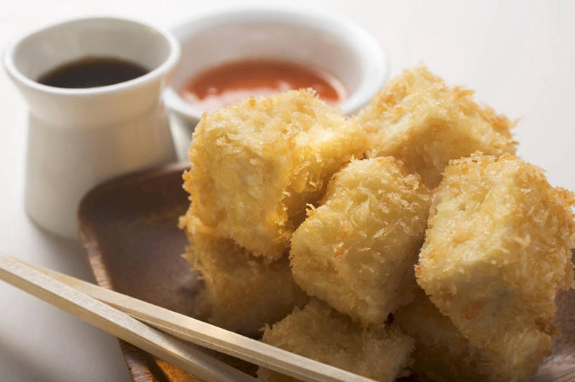 点心,豆腐,无人,横图,俯视,室内,特写,白天,白色背景,桌面,桌子,餐具,阴影,反射,木制,碟子,盘,影子,陶瓷,调料,酱料,酱汁,油炸,佐料,料理,食品,陶瓷制品,调味品,调味料,酱油,酱,辣酱,小吃,美食,臭豆腐,食物,一个,盘子,木制品,容器,碟,碗,中式,摄影,影棚,单个,储藏,辣椒酱,豆制品,储存,豉油,彩图,高角度拍摄,影棚拍摄,拍摄,贮存