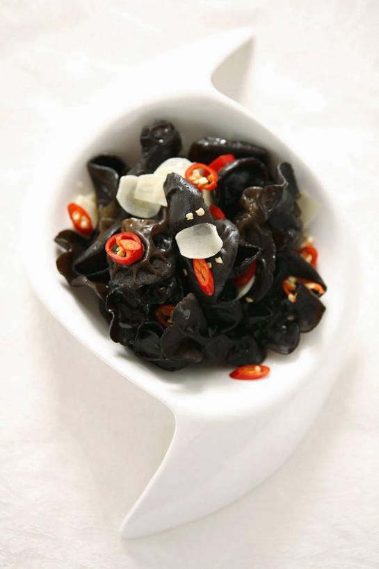 无人,竖图,俯视,室内,特写,白天,桌面,桌子,辣椒,蔬菜,阴影,新鲜,反射,木制,影子,陶瓷,菌菇,生食,蔬菜沙拉,沙拉,食品,陶瓷制品,菌类,色拉,沙律,木耳,食物,一个,餐巾,木制品,容器,碗,食用菌,有机食品,绿色食品,单个,色拉酱,储藏,黑木耳,储存,千岛酱,辣角,红海椒,大椒,辣虎,广椒,光木耳,保洁方巾,口布,辣子,红辣椒,海椒,番椒,彩图,高角度拍摄,贮存