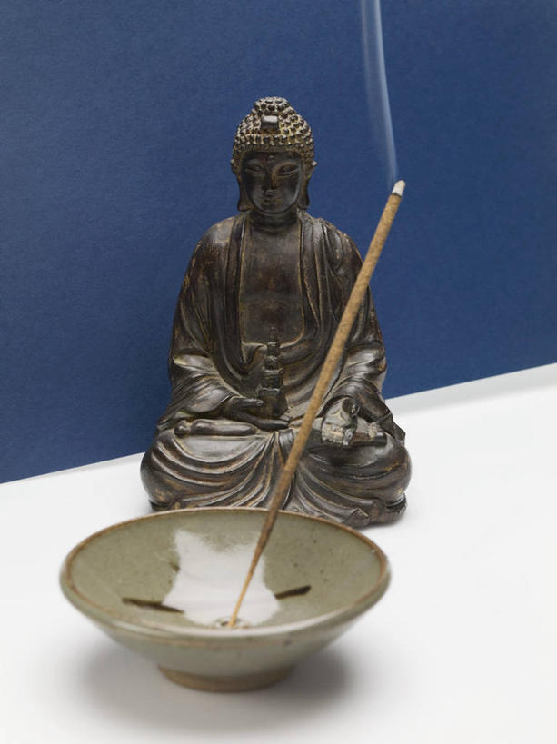 无人,坐,盘腿,竖图,室内,特写,白天,正面,民族服装,蜡烛,雕塑,服装,节日,艺术,装饰,雕刻,雕像,陶瓷,烟雾,陶瓷制品,燃烧,文化,佛香,衣服,容器,香火,香烛,工艺品,碗,祈祷,健康,许愿,宗教,服饰,信仰,烧香,纪念,储藏,祈求,美术,衣着,储存,穿着,主题,陈列,一尊,功能,美学,衣饰,平安,盘腿而坐,盘膝,盘着腿的,盘着腿坐,双腿交叉,坐着,彩图,全身,传统服装,民俗服,贮存