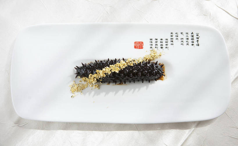 海鲜,无人,横图,俯视,室内,特写,白天,白色背景,餐桌,桌子,餐具,阴影,反射,标志,碟子,盘,文字,影子,字符,标识,水产,海洋生物,一个,盘子,碟,汉字,摄影,影棚,单个,餐台,海参,中文,水生动物,海产品,水生物,棘皮动物,海底动物,国文,华文,彩图,高角度拍摄,影棚拍摄,拍摄