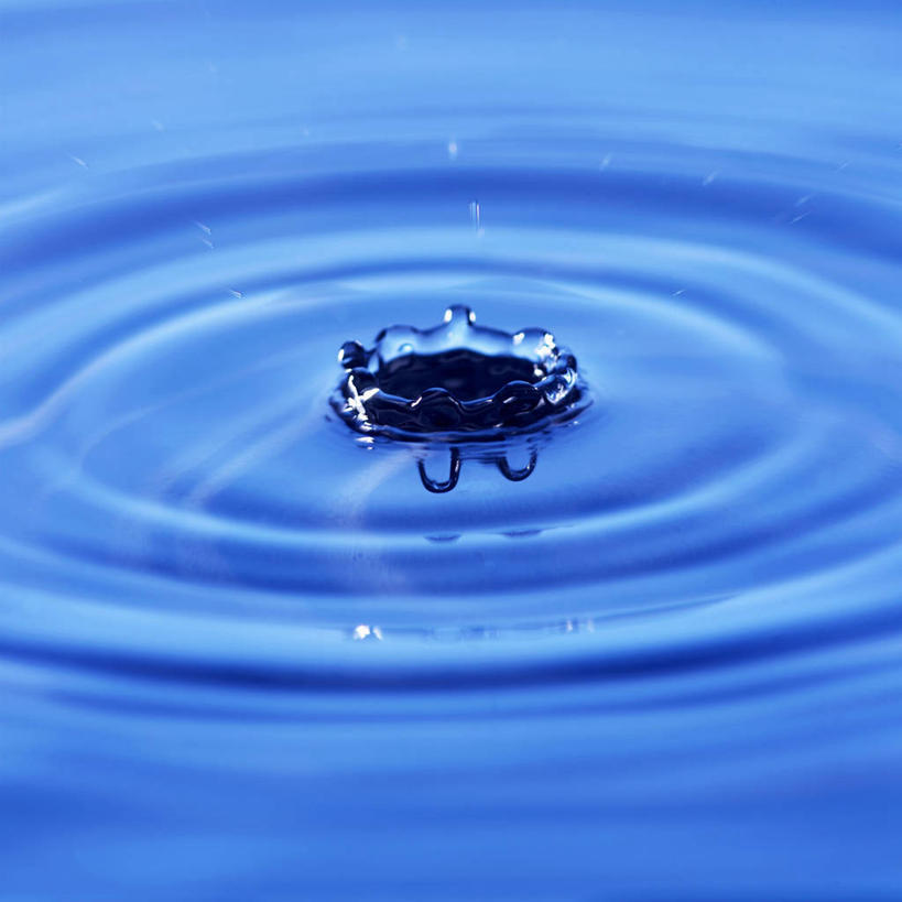 无人,方图,俯视,室内,特写,白天,水,阴影,飞溅,溅,透明,反射,圆形,液体,影子,圆圈,水滴,水珠,蓝色,喷洒,理智,沉静,冷色,高深,冷淡,彩图,高角度拍摄