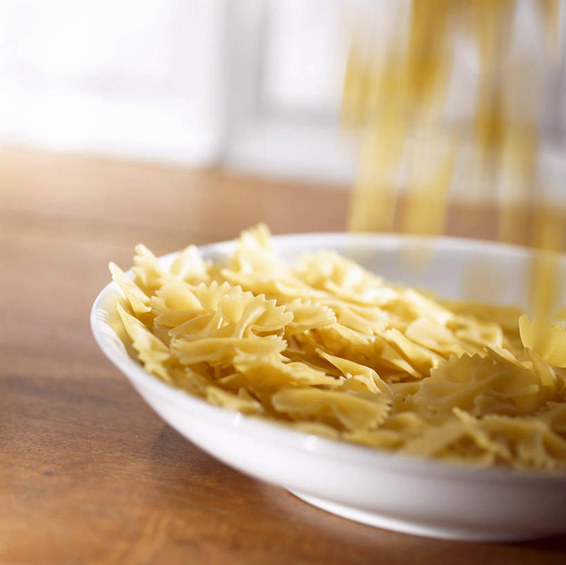 面食,面条,意大利面,无人,横图,俯视,室内,特写,白天,西餐,餐桌,桌面,桌子,一堆,许多,阴影,堆叠,堆积,朦胧,模糊,反射,木制,影子,陶瓷,面,料理,食品,陶瓷制品,洒,食物,黄色,木制品,容器,碗,西式,餐台,储藏,堆,储存,撒,彩图,高角度拍摄,贮存