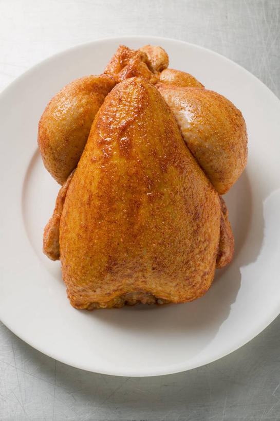 无人,竖图,俯视,室内,特写,白天,白色背景,餐桌,桌子,餐具,阴影,反射,碟子,盘,影子,鸡肉,肉,肉类,一个,白色,盘子,碟,烤鸡,摄影,影棚,单个,餐台,肉食,彩图,高角度拍摄,影棚拍摄,拍摄