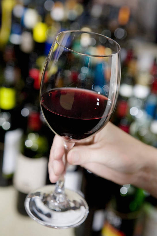 饮料,一个,玻璃瓶,酒杯,瓶子,手部,红葡萄酒,握着,单个,单手,葡萄酒杯
