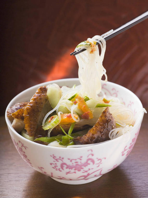 烤鸭,无人,竖图,俯视,室内,特写,白天,烹饪,中餐,餐桌,筷子,桌子,蔬菜,餐具,一双,阴影,新鲜,反射,影子,陶瓷,肉,生食,蔬菜沙拉,沙拉,料理,食品,陶瓷制品,文化,色拉,传统,鸭肉,沙律,菜肴,美食,肉类,食物,一个,容器,碗,中式,佳肴,有机食品,绿色食品,单个,餐台,色拉酱,储藏,礼节,储存,千岛酱,礼仪,肉食,北京烤鸭,北京菜,京帮菜,京菜,进餐用具,彩图,高角度拍摄,贮存