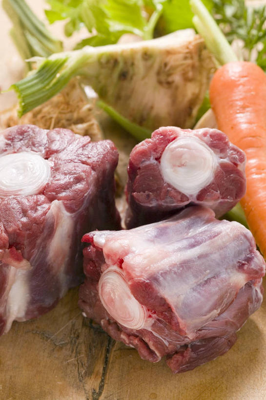 骨骼,无人,竖图,俯视,室内,特写,白天,植物,桌面,桌子,萝卜,胡萝卜,蔬菜,叶子,阴影,新鲜,反射,木制,纹理,影子,肉,牛肉,食品,绿叶,骨头,肉类,食物,绿色,木制品,嫩叶,有机食品,绿色食品,骨架,横截面,剖面,肉食,牛尾,肌理,截面,截面图形,叶,叶片,叶脉,红萝卜,甘荀,彩图,高角度拍摄,牛尾汤