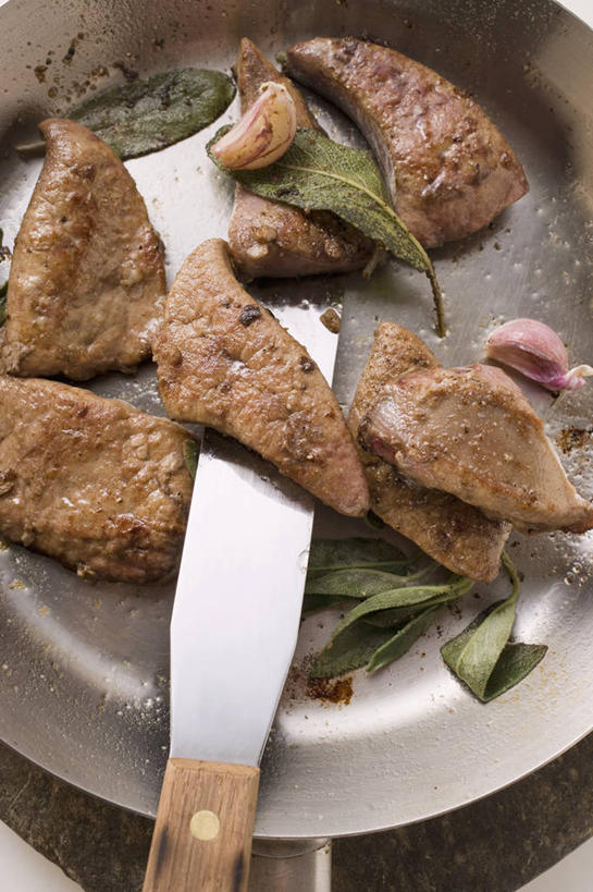 肝脏,无人,家庭,竖图,俯视,室内,特写,白天,烹饪,西餐,智慧,植物,蔬菜,蒜,厨具,叶子,金属制品,阴影,新鲜,反射,金属,锅子,影子,肉,牛肉,料理,食品,绿叶,草药,药草,蒜头,锅,菜肴,美食,肉类,中药,食物,嫩叶,西式,佳肴,有机食品,绿色食品,煎锅,锅具,鼠尾草,药材,中草药,肉食,烹饪用具,中药材,本草,理性,胡蒜,肝,叶,叶片,烹调用具,大蒜,烹调,彩图,高角度拍摄,牛肝