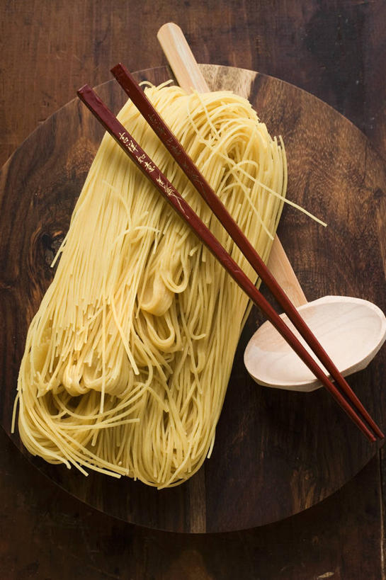 面食,面条,无人,竖图,俯视,室内,特写,白天,烹饪,中餐,筷子,桌面,桌子,餐具,一双,阴影,反射,木制,影子,勺子,面,料理,食品,文化,传统,菜肴,美食,食物,木制品,调羹,汤匙,中式,佳肴,礼节,礼仪,进餐用具,彩图,高角度拍摄