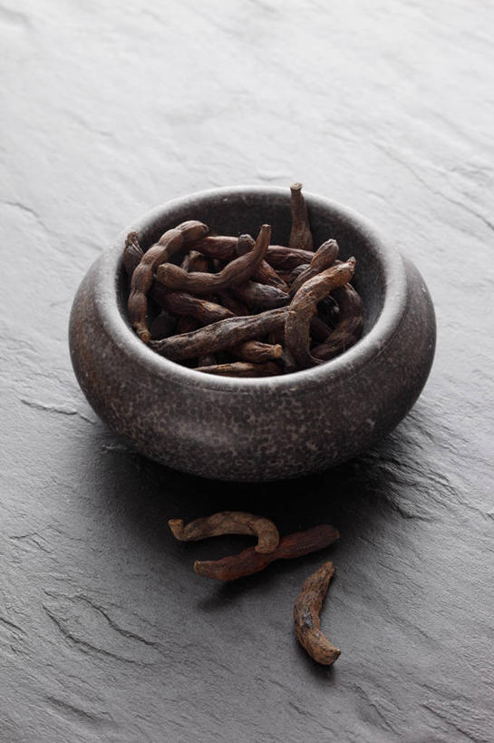 无人,竖图,俯视,室内,特写,白天,植物,餐桌,桌子,一堆,许多,阴影,堆叠,堆积,反射,影子,陶瓷,草药,药草,陶瓷制品,中药,容器,碗,摄影,影棚,餐台,储藏,堆,储存,药材,中草药,中药材,本草,荜拨,彩图,高角度拍摄,影棚拍摄,拍摄,荜茇,蛤蒌,贮存