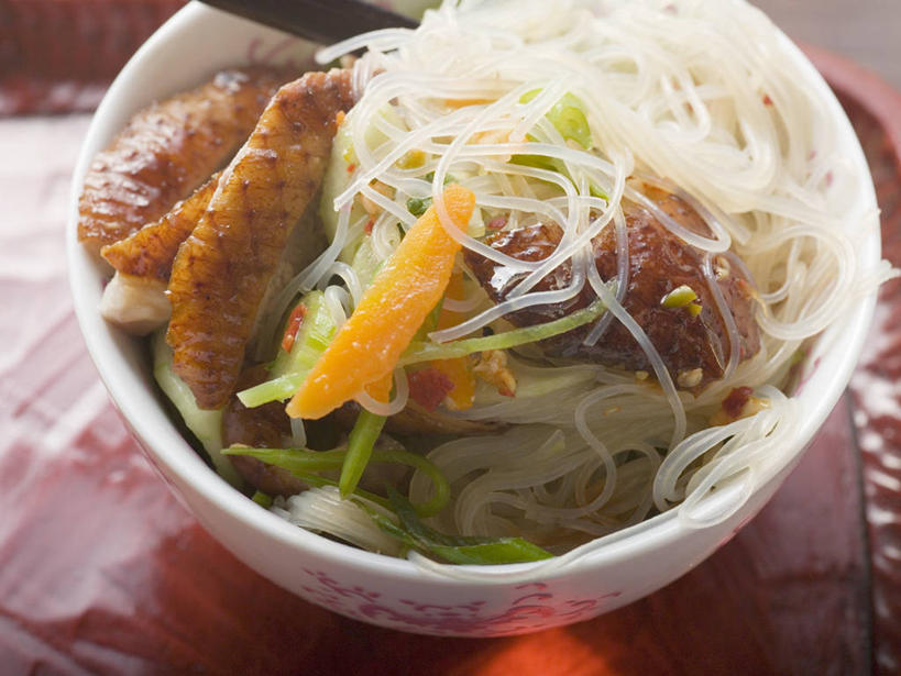 烤鸭,面食,面条,无人,横图,俯视,室内,特写,白天,烹饪,中餐,桌面,桌子,萝卜,胡萝卜,蔬菜,朦胧,模糊,新鲜,木制,陶瓷,面,肉,料理,食品,陶瓷制品,粉丝,鸭肉,菜肴,美食,肉类,食物,一个,木制品,容器,碗,中式,摄影,佳肴,有机食品,绿色食品,影棚,单个,储藏,储存,肉食,北京烤鸭,北京菜,京菜,冬粉,红萝卜,甘荀,彩图,高角度拍摄,影棚拍摄,拍摄,贮存