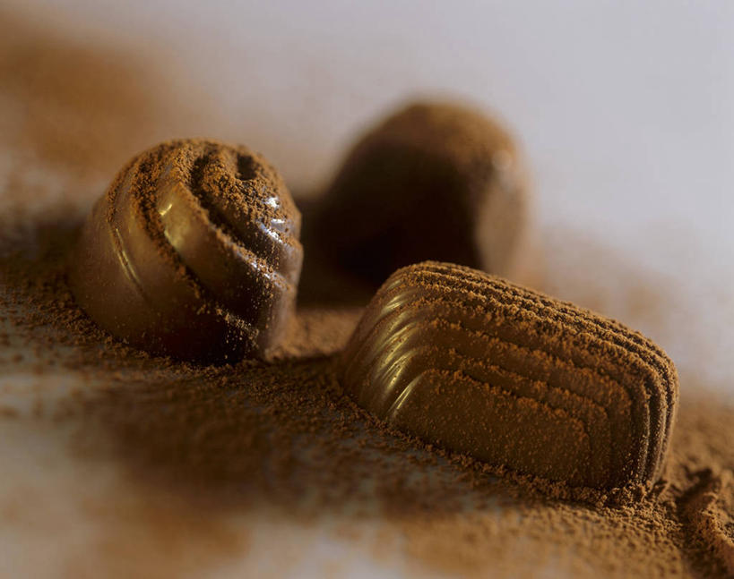 无人,横图,俯视,室内,特写,白天,桌面,桌子,朦胧,模糊,木制,粉末,食品,糖,糖果,甜点,甜品,果实,种子,可可,食物,三个,木制品,甜食,巧克力,粉,朱古力,可可粉,可可豆,粉状,粉剂,可可子,彩图,高角度拍摄