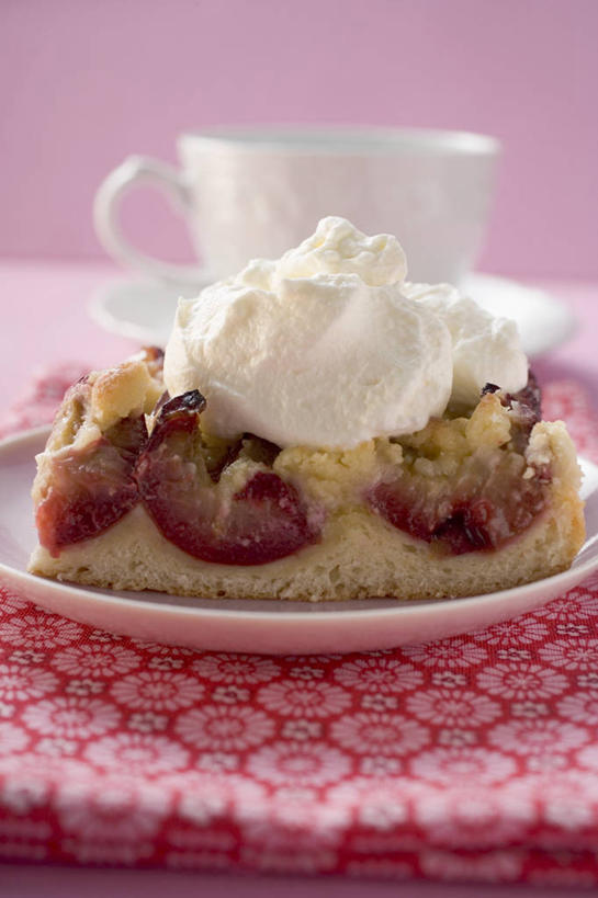 点心,无人,竖图,俯视,室内,特写,白天,桌面,桌子,杯子,餐具,玻璃,粉色背景,朦胧,模糊,木制,布料,碟子,盘,料理,食品,甜点,甜品,布纹,小吃,美食,玻璃制品,桌布,食物,糕点,盘子,餐巾,木制品,水杯,碟,台布,甜食,奶油,中式,摄影,影棚,乳制品,激凌,克林姆,淇淋,茶杯,彩图,高角度拍摄,影棚拍摄,拍摄,梅花糕