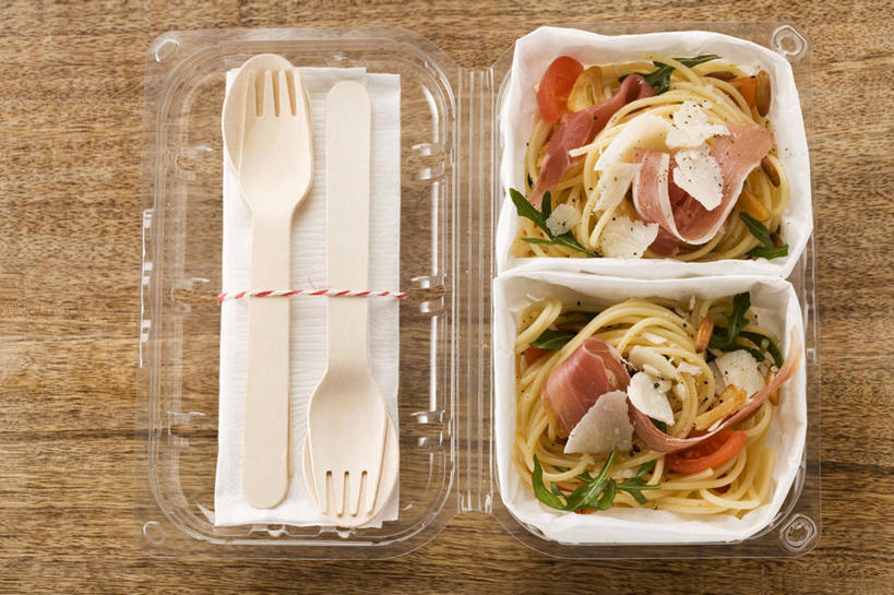 面食,通心粉,无人,横图,俯视,室内,特写,白天,西餐,餐桌,桌子,蔬菜,餐具,许多,阴影,新鲜,反射,叉子,影子,勺子,塑料,面,肉,通心面,料理,食品,很多,火腿,猪肉,肉类,盒子,食物,腌制,容器,塑料制品,调羹,汤匙,西式,有机食品,绿色食品,餐台,储藏,储存,肉食,餐叉,豚肉,熏制,火肉,兰熏,猪腿,巴马火腿,进餐用具,彩图,高角度拍摄,贮存
