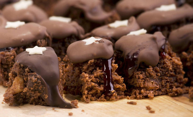 无人,横图,俯视,室内,特写,白天,餐桌,桌子,阴影,朦胧,模糊,反射,粘稠,影子,调料,食品,糖,糖果,甜点,甜品,调味品,调味料,食物,甜食,巧克力,餐台,朱古力,黑巧克力,糖浆,黏稠,浓厚,彩图,高角度拍摄