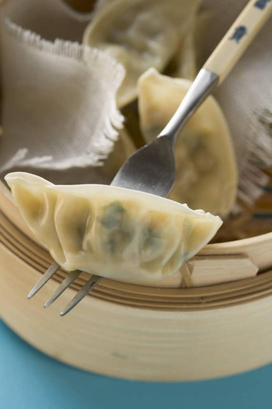 点心,馄饨,面食,蒸笼,无人,竖图,俯视,室内,特写,白天,烹饪,餐桌,桌子,餐具,厨具,阴影,竹制,反射,叉子,影子,料理,食品,面点,美食,食物,两个,中式,餐台,竹制品,笼屉,烹饪用具,餐叉,扁肉,进餐用具,烹调用具,烹调,彩图,高角度拍摄