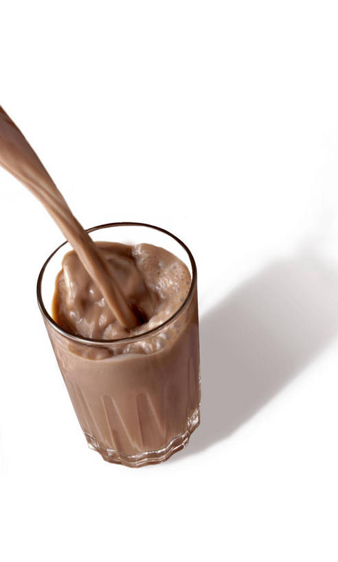 牛奶,无人,竖图,俯视,室内,特写,白天,白色背景,水,桌面,桌子,杯子,阴影,飞溅,溅,反射,木制,液体,影子,水滴,食品,甜点,甜品,饮品,一杯,营养,玻璃制品,水珠,食物,饮料,木制品,水杯,甜食,冰淇淋,摄影,影棚,鲜奶,乳制品,奶,牛乳,喷洒,奶昔,安神,巧克力奶昔,玻璃杯,彩图,高角度拍摄,影棚拍摄,拍摄