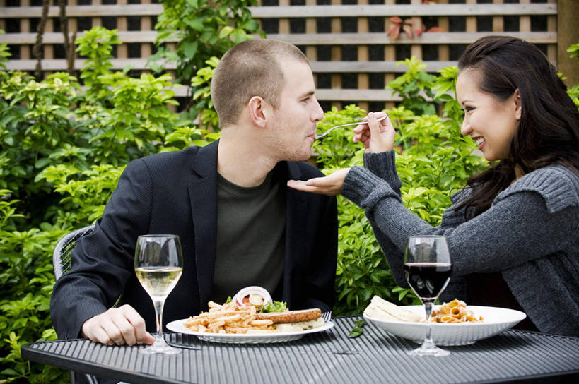 面食,面条,意大利面,红酒,葡萄酒,西方人,两个人,坐,笑,吃,微笑,露齿笑,横图,室外,白天,正面,爱情,西餐,植物,餐桌,桌子,杯子,餐具,欧洲,欧洲人,握,阴影,服装,反射,叉子,碟子,高脚杯,盘,影子,面,料理,食品,红酒杯,白葡萄酒,酒类,浪漫,拿,拿着,注视,休闲装,相视,玻璃制品,酒,树,树木,食物,饮料,衣服,绿色,自然,盘子,酒杯,碟,观察,看,休闲,温暖,温馨,面对面,休闲服,恩爱,西式,握着,恋人,服饰,生长,成长,餐台,观看,对视,和睦,察看,互视,葡萄酒杯,关注,相对,餐叉,相看,男人,男性,年轻男性,年轻女性,女人,女性,白种人,情侣,玻璃杯,进餐用具,嚼,食,坐着,半身,彩图,伴侣,融洽