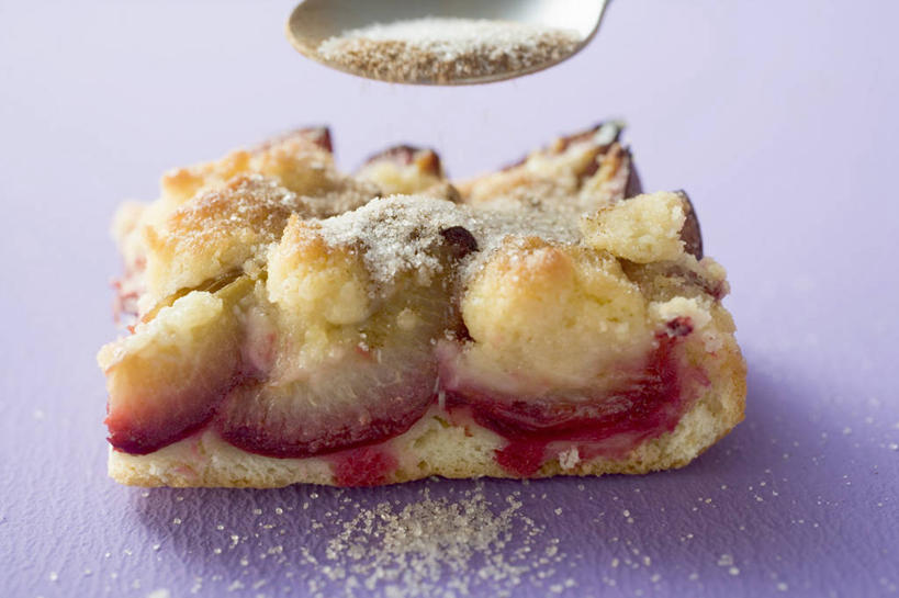 点心,无人,横图,俯视,室内,特写,白天,餐桌,桌子,李子,水果,一块,切开,阴影,紫色背景,新鲜,反射,粉末,影子,勺子,调料,生食,料理,食品,糖,甜点,甜品,果实,调味品,调味料,小吃,美食,食物,糕点,一个,调羹,汤匙,切,中式,粉,摄影,有机食品,绿色食品,影棚,单个,餐台,剖面,糖粉,切面,粉状,粉剂,红李,鸡血李,杏李,彩图,高角度拍摄,影棚拍摄,拍摄,糖类,梅花糕