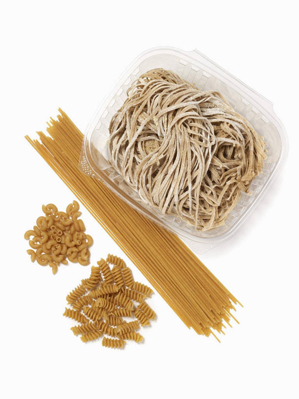 面食,面条,意大利面,无人,竖图,俯视,室内,特写,白天,白色背景,西餐,餐桌,桌子,餐具,一堆,许多,阴影,堆叠,堆积,反射,碟子,盘,影子,面,料理,食品,食物,盘子,碟,西式,摄影,影棚,餐台,堆,螺旋面,彩图,高角度拍摄,影棚拍摄,拍摄