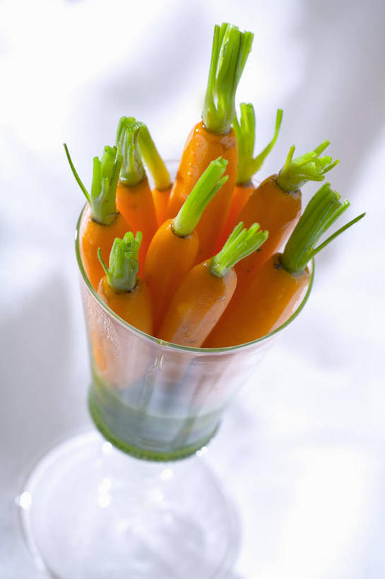 无人,竖图,俯视,室内,特写,白天,桌面,桌子,萝卜,胡萝卜,蔬菜,杯子,一堆,许多,阴影,堆叠,堆积,朦胧,模糊,新鲜,反射,木制,影子,调料,酱料,酱汁,蘸酱,佐料,食品,调味品,调味料,酱,玻璃制品,食物,一个,木制品,水杯,有机食品,绿色食品,单个,堆,玻璃杯,红萝卜,甘荀,彩图,高角度拍摄