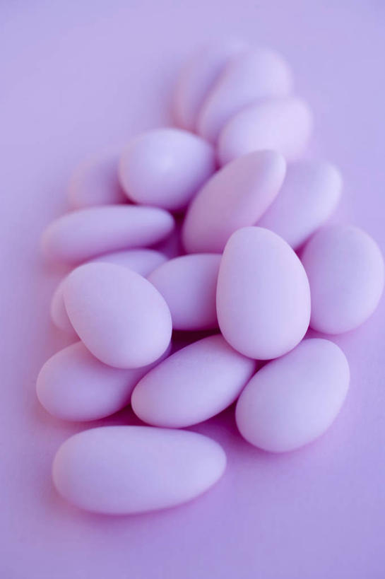 无人,竖图,俯视,室内,特写,白天,桌面,桌子,复活节,一堆,许多,阴影,堆叠,堆积,紫色背景,节日,庆祝,反射,木制,影子,食品,糖,糖果,甜点,甜品,很多,文化,食物,木制品,甜食,庆典,摄影,影棚,纪念,堆,硬糖,杏仁糖,彩图,高角度拍摄,影棚拍摄,拍摄