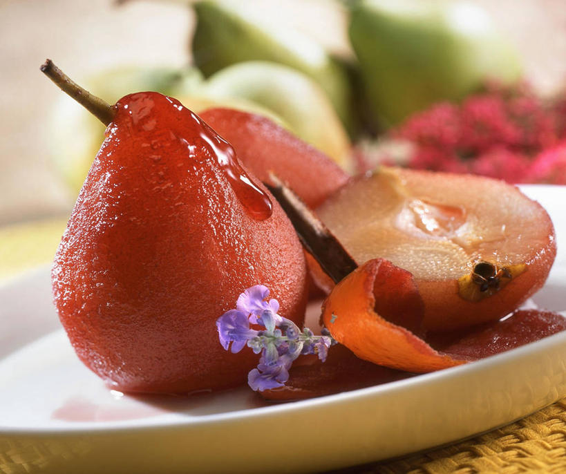 红酒,葡萄酒,无人,横图,俯视,室内,特写,白天,烹饪,餐桌,桌子,梨,餐具,水果,阴影,朦胧,模糊,新鲜,装饰,盛开,反射,碟子,盘,影子,生食,料理,食品,果实,酒类,花蕾,菜肴,美食,酒,花,花瓣,花朵,鲜花,食物,饮料,一个,盘子,碟,花苞,花蕊,红葡萄酒,香梨,佳肴,有机食品,绿色食品,单个,餐台,华丽,修饰,点缀,配菜,衬托,美观,雅致,雅观,生梨,彩图,高角度拍摄,红酒梨