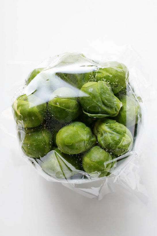 无人,竖图,俯视,室内,特写,白天,白色背景,餐桌,桌子,蔬菜,椰菜,卷心菜,一堆,许多,阴影,堆叠,堆积,新鲜,反射,包装,影子,塑料,陶瓷,食品,陶瓷制品,食物,一个,容器,塑料制品,碗,甘蓝,摄影,有机食品,绿色食品,抱子甘蓝,芽甘蓝,影棚,单个,餐台,储藏,堆,包装材料,保鲜膜,储存,球芽甘蓝,子持甘蓝,结球甘蓝,甘兰,包心菜,彩图,高角度拍摄,影棚拍摄,拍摄,贮存